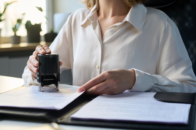 how-mobile-notaries-offer-after-hours-signings